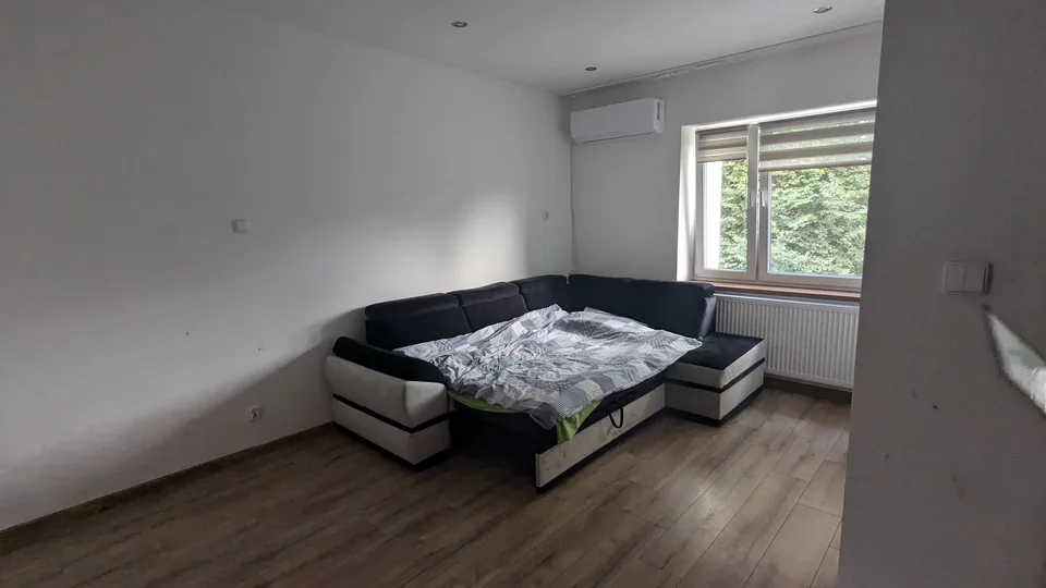 Sleeping space in Opposite · Upstairs · Room 1